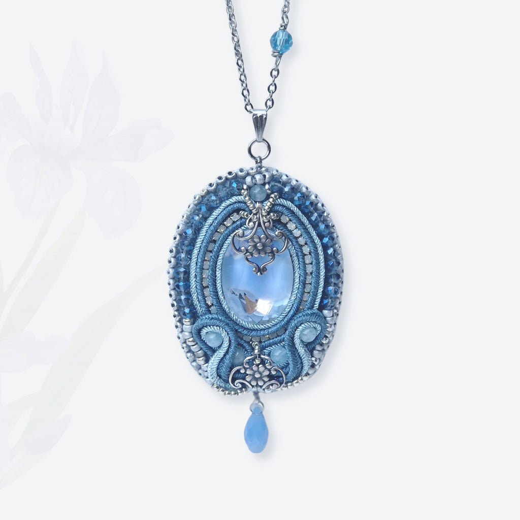 Sininen vintagelasi-riipuskoru soutache-ja helmikoristeilla